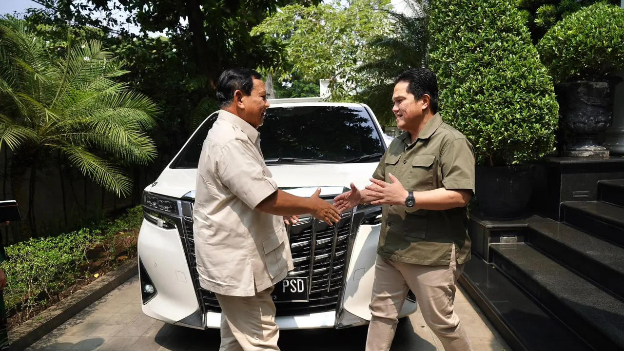 Menteri BUMN Erick Thohir dan Menteri Pertahanan Prabowo Subianto menggelar makan siang bersama di kediaman Erick, di Menteng, Jakarta Pusat.