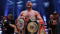 Tyson Fury kini menjadi penguasa baru tinju kelas berat dunia. Petinju asal Inggris itu membuat kejutan dengan mengalahkan Wladimir Klitschko dengan kemenangan angka mutlak, Minggu (29/11/2015). (Dailymail.co.uk)