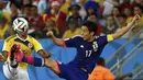 Gelandang Timnas Jepang, Makoto Hasebe (kanan), berusaha merebut bola dari Carlos Carbonero (Kolombia) di laga penyisihan Piala Dunia Grup C di Stadion Pantanal, Cuiaba, Brasil, (25/6/2014). (REUTERS/Jorge Silva)
