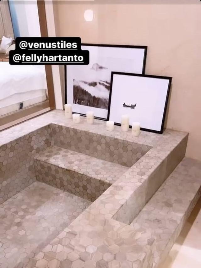 Kamar Cut Meyriska dan Roger Danuarta