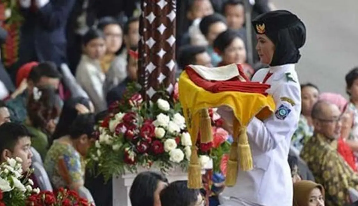 Yonanda Zulfa merupakan siswi SMA Bakti Pangkal Pinang, Bangka Belitung. Dia dipilih sebagai pembawa baki pada upacara penurunan bendera HUT RI ke-69. (dok.©2016 google/ Merdeka)