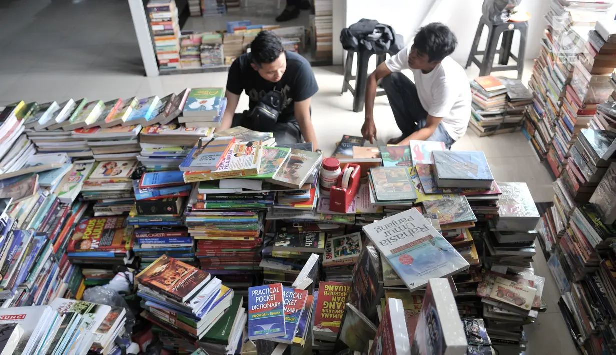 Pedagang melayani pembeli di salah satu kios Wisata Buku, Pasar Kenari, Jakarta, Selasa (20/8/2019). Sentra buku tersebut hingga kini masih sepi pembeli sejak diresmikan  Gubernur DKI Jakarta Anies Baswedan 4 bulan lalu dikarenakan minimnya promosi. (merdeka.com/Iqbal S. Nugroho)