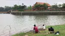 Sejumlah pengunjung memancing di Perkampungan Budaya Betawi Setu Babakan, Jakarta, Senin (22/6/2020). Danau buatan seluas 30 hektare tersebut kembali dibuka untuk umum setelah sebelumnya ditutup untuk mencegah penyebaran virus corona COVID-19. (Liputan6.com/Immanuel Antonius)