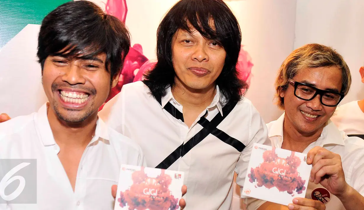 Grup band Gigi, beranggotakan Arman Maulana (vokal), Thomas (bass) dan Hendi (drum) tanpa Dewa Budjana sang gitaris, launching album religi berjudul Mohon Ampun di kawasan Kemang, Jakarta, 10 Juni 2015. (Liputan6.com/Faisal R Syam)