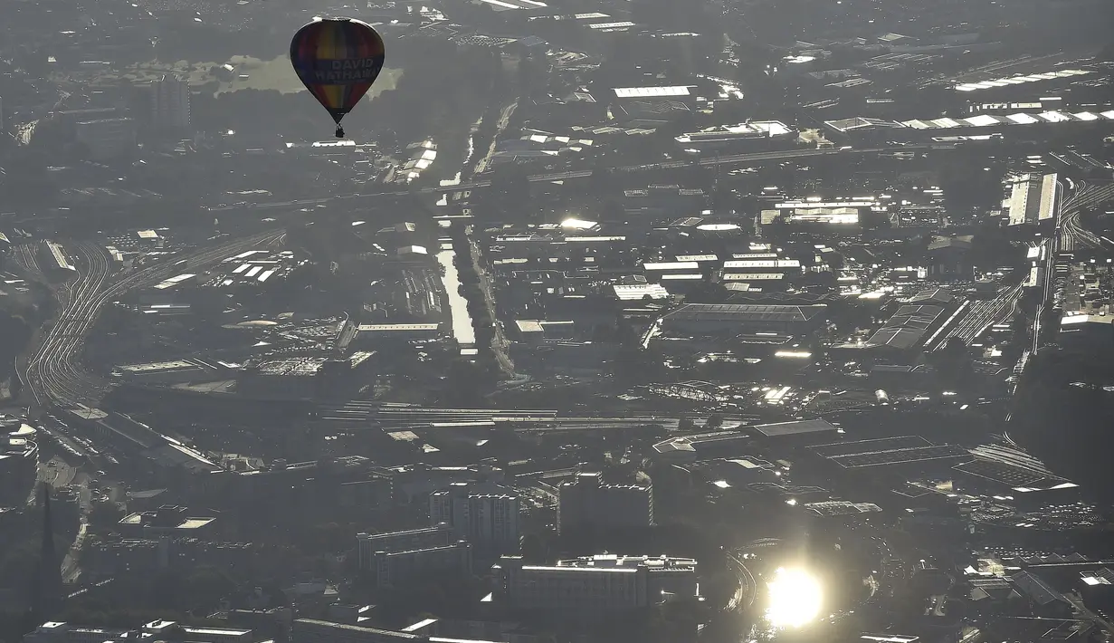Salah satu balon udara terlihat mengudara saat mengikuti Bristol International Balloon Fiesta ke 37  di Inggris, Jumat (7/8/2015). Festival balon terbesar di eropa ini berlangsung selama empat hari.  (REUTERS/Toby Melville)