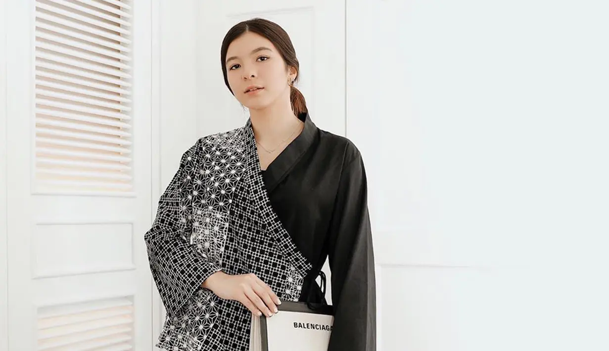 Wanita kelahiran 24 Juni 1998 ini tampil modis dengan baju hitam putih dan make up yang simple. (Liputan6.com/IG/@sharazaaa)