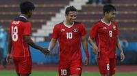 Pemain Timnas Indonesia, Irfan Jauhari (kiri), Egy Maulana Vikri (tengah), dan Witan Sulaiman saat pertandingan melawan Myanmar dalam pertandingan lanjutan babak penyisihan Grup B SEA Games 2021 di Stadion Viet Tri, Phu Tho, Vietnam, Minggu (15/5/2022). (Bola.com/Ikhwan Yanuar)