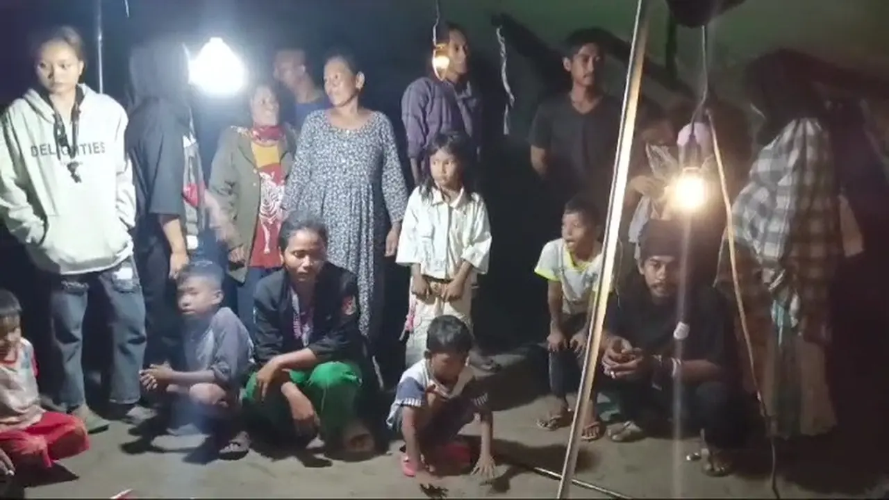 Warga Citepus, Palabuhanratu Kabupaten Sukabumi terpaksa berdesakan tidur di tenda usai rumah dan tempat usahanya digusur (Liputan6.com/Istimewa).