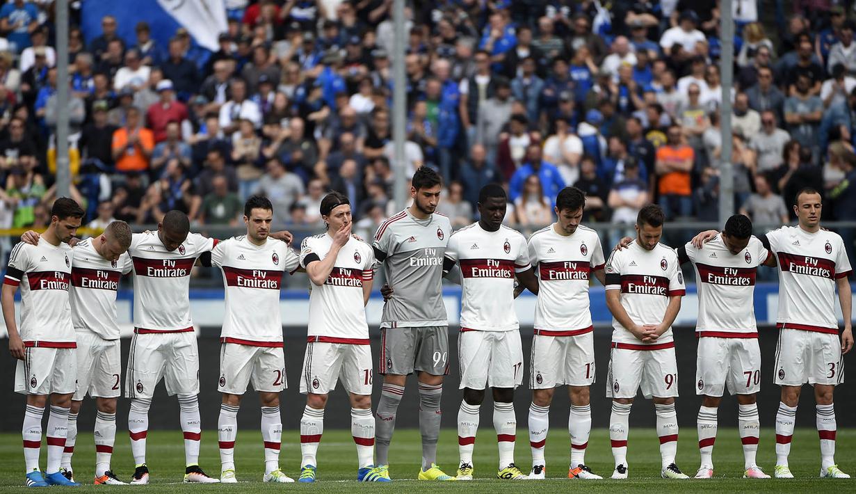 APRIL - Legenda sepak bola Italia, Cesare Maldini, meninggal dunia dalam usia 84 tahun, di Milan. Untuk mengenang mantan pemain AC Milan ini seluruh laga di Serie A mengheningkan cipta pada pertandingan akhir pekan. (AFP/Olivier Morin)