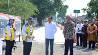 Presiden Jokowi meninjau perbaikan jalan Solo-Gemolong-Purwodadi di Jawa Tengah, Minggu (23/7/2023). Jokowi tampak didampingi Gubernur Jawa Tengah Ganjar Pranowo dan Menteri PUPR Basuki Hadimuljono. (Foto: Laily Rachev - Biro Pers Sekretariat Presiden)