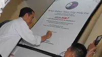 Jokowi menandatangi deklarasi berdirinya Gerakan Masyarakat mendukung Jokowi sebagai presiden ke-7 atau Gema JKW4P-7, Menteng, Jakarta Pusat, Kamis (8/5/2014) (Liputan6.com/Herman Zakharia).