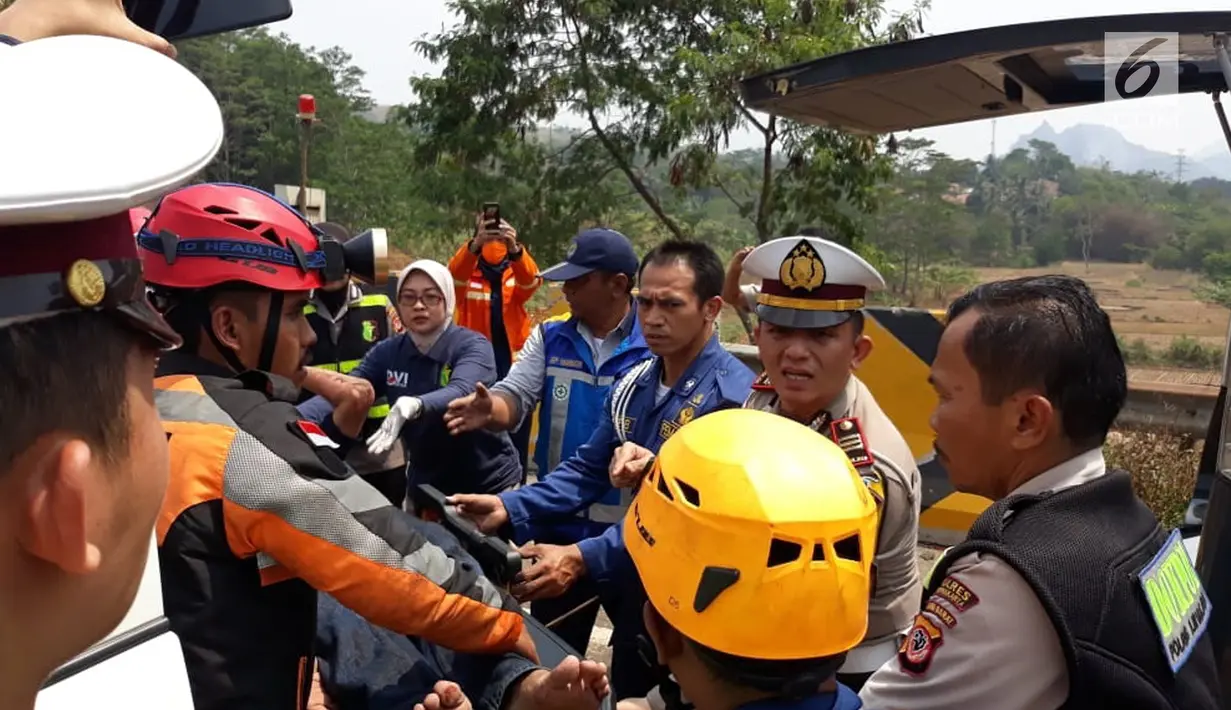 Polisi mengevakuasi korban kecelakaan maut di ruas Tol Cipularang Kilometer 92, Purwakarta, Jawa Barat, Senin (2/9/2019). Seluruh korban sudah dievakuasi ke tiga rumah sakit di Purwakarta. (Liputan6.com/HO/Humas Polda)