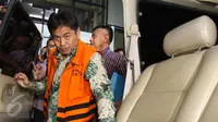 Anggota Komisi V DPR dari fraksi PKB Musa Zainuddin menaiki mobil usai menjalani pemeriksaan di Gedung KPK, Jakarta, Kamis (23/2). Musa diduga menerima suap terkait proyek pembangunan jalan di Maluku dan Maluku Utara. (Liputan6.com/Helmi Afandi)