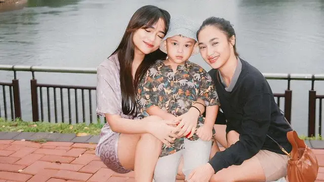 Gaya Santai Fuji An Kenakan Piyama  saat Bermain Bersama Gala Sky di Kebun Binatang. [@fuji_an]