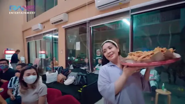 Aksi Nagita Slavina Menggoreng Pisang