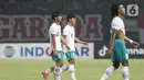 Pemain Timnas Indonesia U-19, Edgard Amping (kiri) dan Frezy Al Hudafi usai melawan Myanmar U-19 pada laga terakhir penyisihan grup A Piala AFF U-19 2022 di Stadion Patriot Candrabhaga, Bekasi, Jawa Barat, Minggu (10/7/2022). Timnas Indonesia U-19 gagal melaju ke semifinal setelah kalah produktivitas gol dengan Thailand dan Vietnam yang bermain imbang 1-1. (Liputan6.com/Helmi Fithriansyah)