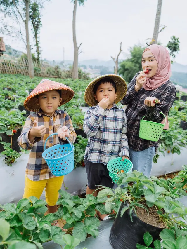 6 Momen Kompak Ririe Fairus saat Asuh Anak, Pakai Baju Senada