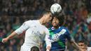 Striker Real Madrid, Cristiano Ronaldo, duel dengan bek Wolfsburg, Dante, pada leg kedua perempat final Liga Champions di Stadion Santiago Bernabeu, Madrid, Rabu (13/4/2016) dini hari WIB. (AFP/Curto De La Torre)