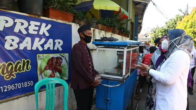 Menaker Ida Fauziyah usai memberikan bantuan TKM dan Vitamin secara simbolis ke PKL