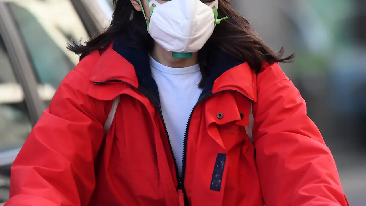 Enam Tewas Kena Corona, Warga Italia Beraktivitas Pakai Masker