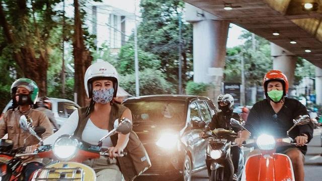 Awkarin naik Vespa (Instagram/@awkarin)