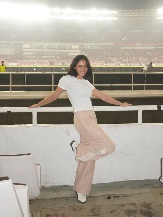 Aghniny Haque tampil kasual dengan kaos pendek dan celana panjang warna nude [@aghniniyhaque].