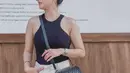 Kasual dengan halter top dan celana khaki, penampilan Nita Gunawan menjadi lebih kece dengan Chanel Boy berwarna hitam. (instagram/nitagunawan09)