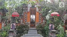 Suasana Pura Aditya Jaya di Jakarta, Selasa (24/3/2020). Ibadah hari suci Nyepi Tahun Baru Saka 1942 di Pura Aditya Jaya tidak menyelenggarakan persembahyangan, namun untuk sembahyang dibatasi dalam mencegah penularan Covid-19. (Liputan6.com/Herman Zakharia)