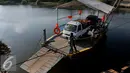 Pekerja menarik perahu eretan berisi kendaraan menyebrangi Sungai Citarum di Muara Gembong, Bekasi, Rabu, (29/7/2015). Kendaraan yang menyebrang menggunakan perahu eretan dikenakan biaya Rp.20.000 bagi mobil dan Rp 2.000 motor. (Liputan6.com/Johan Tallo)