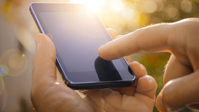 [Bintang] Ilustrasi Memegang Ponsel