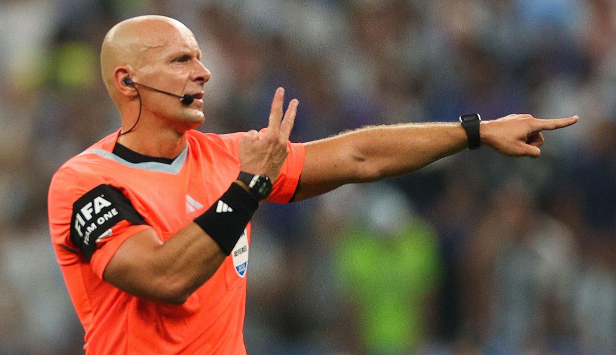 Wasit Szymon Marciniak saat memimpin laga final Piala Dunia 2022 antara Argentina melawan Prancis di Lusail Stadium, Doha pada 18 Desember 2022. (AFP/Adrian Dennis)