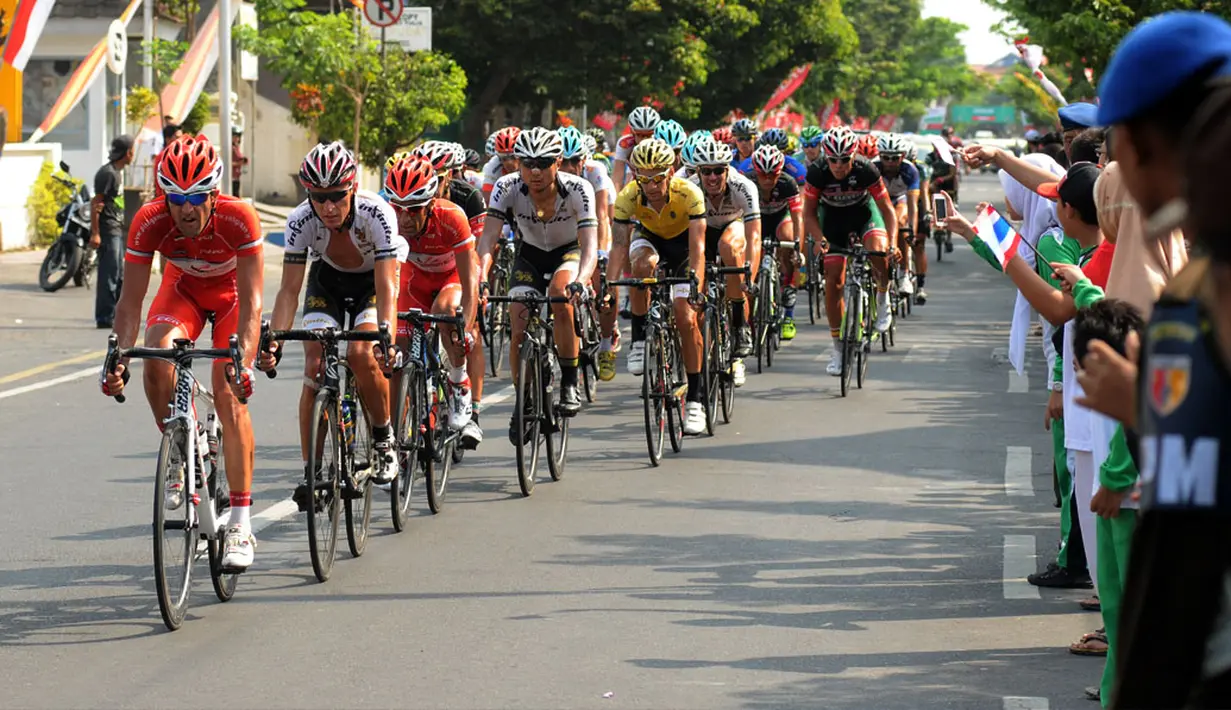 Etape keempat Internasional Tour De Banyuwangi Ijen berjarak 140,5 kilometer dimulai dari Kalibaru dan berakhir di depan kantor Pemkab Banyuwangi, Jawa Timur, (19/10/2014).  (Liputan6.com/Helmi Fithriansyah) 