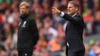 Pelatih Crystal Palace, Frank de Boer (kanan) memberikan instruksi kepada pemainnya saat melawan Liverpool pada lanjutan Premier League di Anfield, Liverpool, (19/8/2017). Liverpool menang 1-0. (AFP/Oli Scarff)