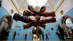 Sebuah karya seniman Portugis Joana Vasconcelos yang berjudul "Royal Valkyrie" dipajang dalam Pameran Musim Panas ke-250 di Royal Academy of Arts di London (5/6). Pameran ini diadakan sejak tahun 1769. (AP/Matt Dunham)