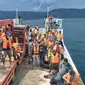 Tim SAR gabungan mencari korban kapal tenggelam di Danau Toba. (Liputan6.com/Reza Efendi)