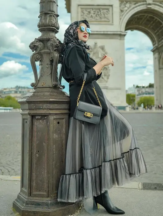 Seperti inilah penampilan Dian Pelangi yang begitu modis nan mewah di Paris.