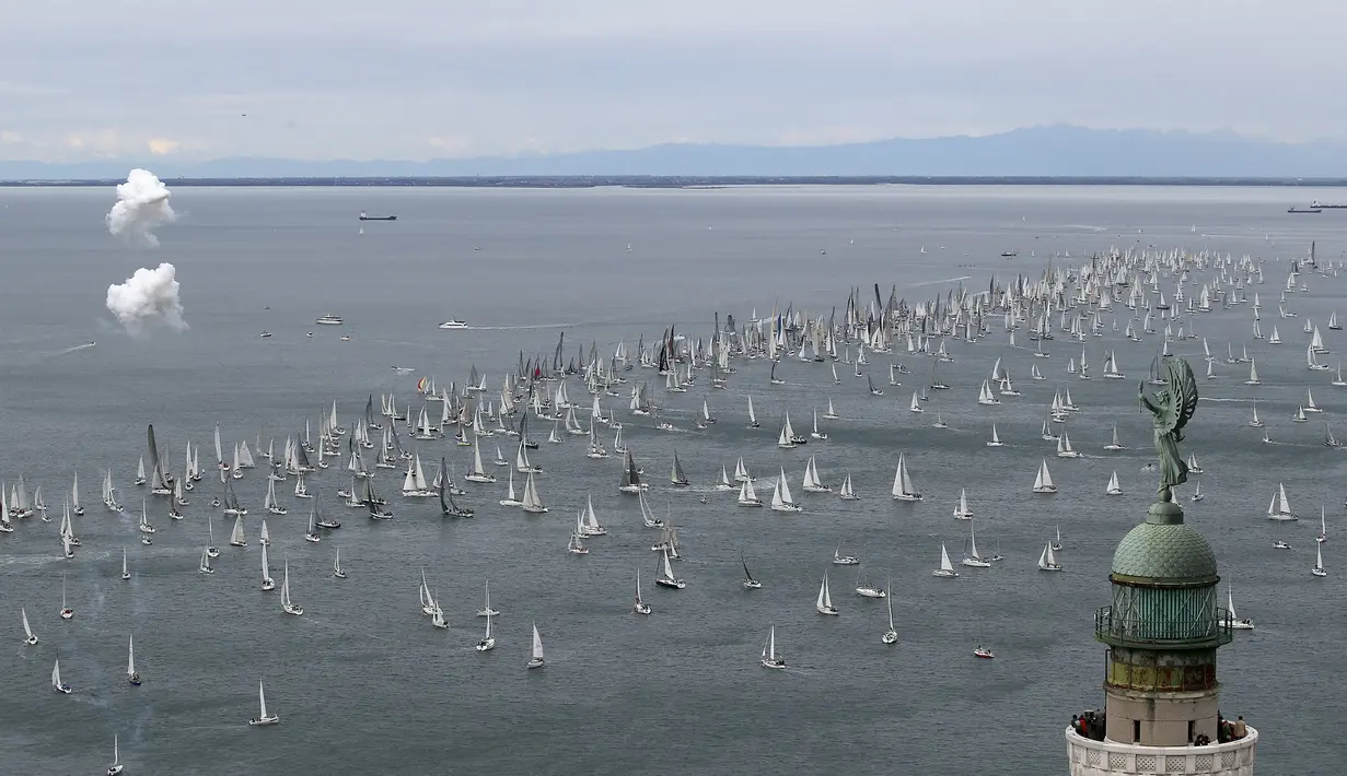 Ribuan kapal berlayar untuk memulai perlombaan tahunan Barcolana di sekitar Pelabuhan Trieste, Italia, Minggu (11/10). Barcolana merupakan salah satu perlombaan kapal layar tahunan terbesar di dunia yang dimulai sejak 1969. (REUTERS/Stefano Rellandini)
