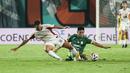 Pemain Garuda FC, Everton De Mendonca (kiri) berebut bola dengan pemain PSS Sleman, Iman Fathurohman dalam laga final Pegadaian Liga 2 2025/2026 di Stadion Maguwoharjo, Sleman, Yogyakarta, Sabtu (09/05/2026). (Bola.com/Abdul Aziz)