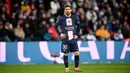 Pemain Paris Saint-Germain (PSG), Lionel Messi, tampak lesu setelah ditaklukkan Stade Rennes pada laga Liga Prancis di Stadion Parc des Princes, Minggu (19/3/2023). (AFP/Franck Fife)
