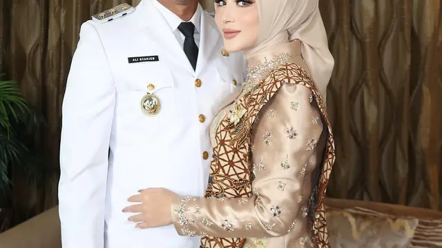 Potret Margin Wieheerm Tampil Anggun Berkebaya Dampingi Ali Syakieb. (instagram/marginw/alisyakieb)