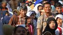 Antrean siswa dengan orangtua murid saat akan mengikuti seleksi Penerimaan Peserta Didik Baru (PPDB) di SMAN 1 Depok, Kota Depok, Jawa Barat, Selasa (18/6/2019). PPDB SMA dibagi menjadi tiga jalur yakni zonasi, prestasi, dan pemindahan orangtua. (Liputan6.com/Herman Zakharia)