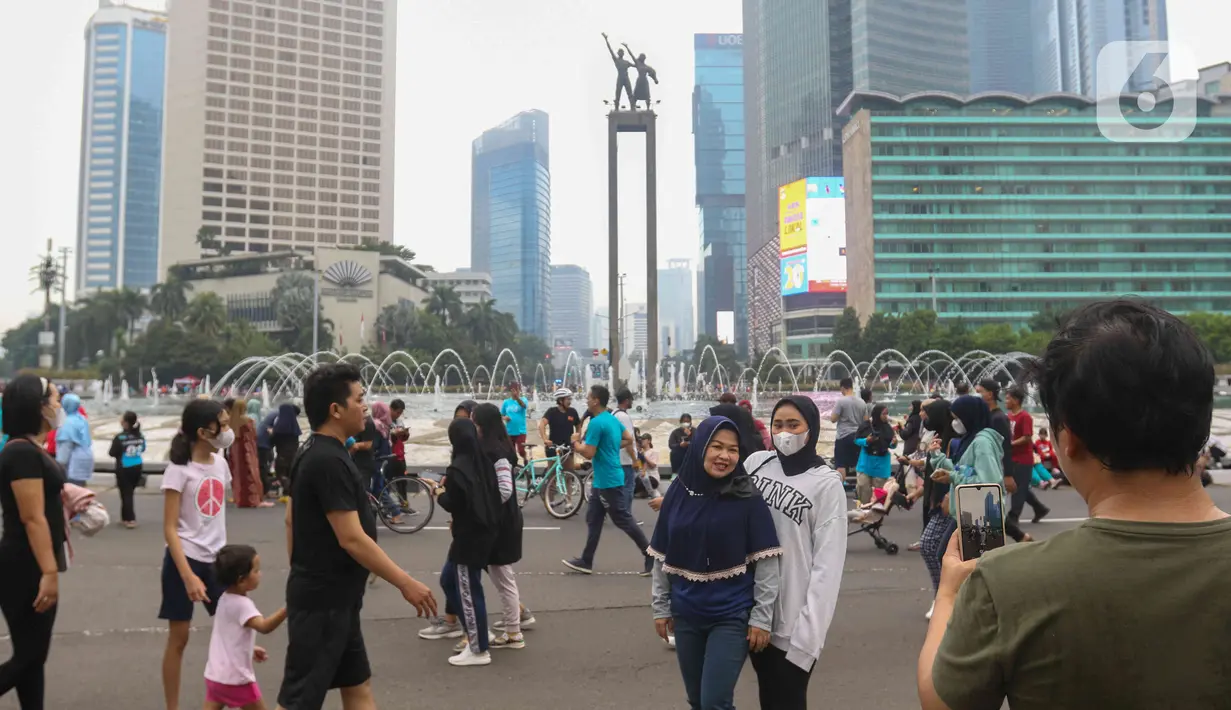 Warga berolahraga dan melakukan beragam aktivitas di kawasan Bundaran Hotel Indonesia (HI), Menteng, Jakarta Pusat, Minggu (22/5). Pemerintah Provinsi (Pemprov) DKI Jakarta kembali menggelar Hari Bebas Kendaraan Bermotor (HBKB) di sejumlah ruas jalan Ibu Kota. (Liputan6.com/Herman Zakharia)
