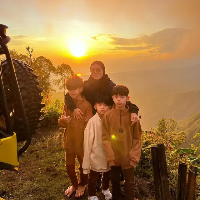 6 Momen Seru Ratna Galih Piknik Bareng Keluarga Nikmati Pemandangan Alam