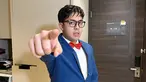 Jerome Polin penampilan terbaru berhasil tuai atensi. Ia cosplay jadi detektif Conan dengan jas biry dan dasi kupu-kupu. Penampilan mirip Konan ini berhasil bikin warganet terkesina dengan Jerome Polin. (Liputan6.com/IG/jeromepolin)