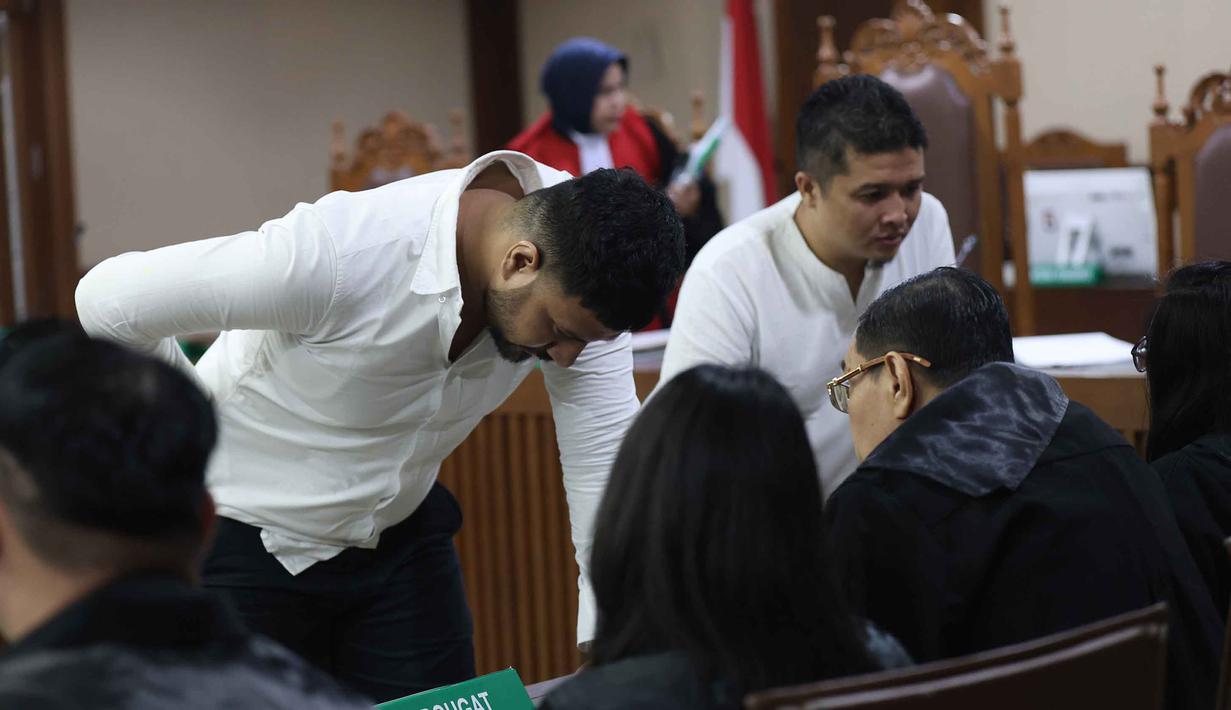 JPU meyakini Ammar Zoni telah terbukti secara sah melakukan tindak pidana dengan tanpa hak dan melawan hukum, menawarkan untuk tujuan menjual atau menjadi perantara jual beli narkotika golongan I. Tampak dalam foto, pesohor, Muhammad Ammar Akbar alias Ammar Zoni, saat mengikuti sidang lanjutan terkait kasus peredaran narkotika di lingkungan Rutan Salemba, Pengadilan Negeri Jakarta Pusat, Kamis (12/3/2026). (Kapanlagi.com/Budy Santoso)