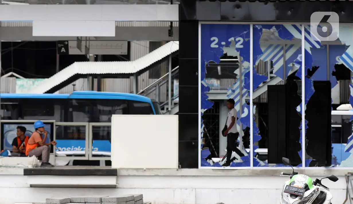 Kondisi halte transjakarta Senen yang masih tahap penyelesaian, Jakarta, Jumat (9/10/2020). Unjuk rasa menentang disahkannya Omnibus Law UU Cipta Kerja berujung aksi anarkis merusak berbagai fasilitas umum pada Kamis malam (8/10). (Liputan6.com/Helmi Fithriansyah)