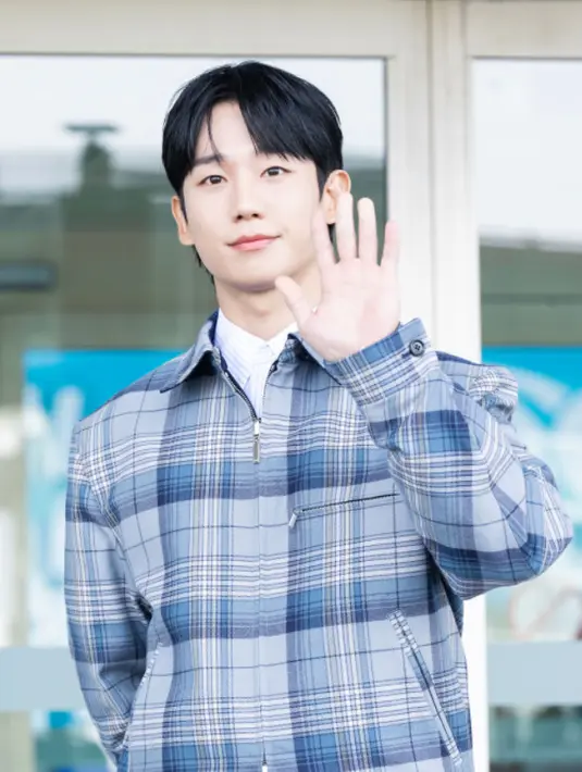 <p>Jung Haein akan menghadiri &ldquo;Dior Holiday Season Event' pada 6 November di ION Orchard, Singapura. Saat berangkat dari bandara Incheon, Korea in pun tampil dengan gaya semi formal. [Dior]</p>