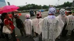 Dalam aksinya, massa menuntut DPR segera menetapkan RUU Perlindungan Pembantu Rumah Tangga (PPRT), Jakarta, Selasa (25/11/2014). (Liputan6.com/Faizal Fanani)