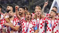 Para pemain Timnas Kroasia merayakan gelar peringkat ketiga Piala Dunia 2022 setelah mengalahkan Timnas Maroko 2-1 di Khalifa International Stadium, Doha, Qatar, Sabtu (17/12/2022) malam WIB. (AP Photo/Hassan Ammar)