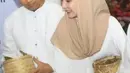 Meski kini telah menjadi istri pejabat, Arumi Bachsin selalu tampil sederhana di berbagai kesempatan. Kesederhanaannya selalu mendapatkan pujian masyarakat dan menjadikan panutan bagi warga. (Liputan6.com/IG/@emildardak)